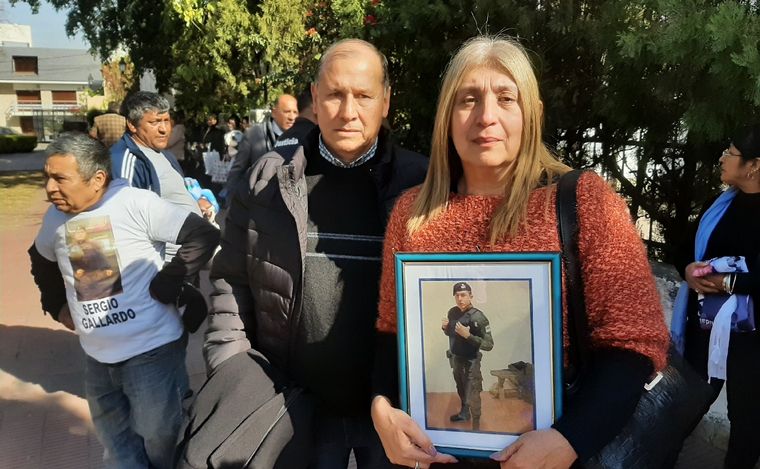 Una familia que vino al juicio desde Catamarca. (Foto: Elisa Zamora/Cadena 3)