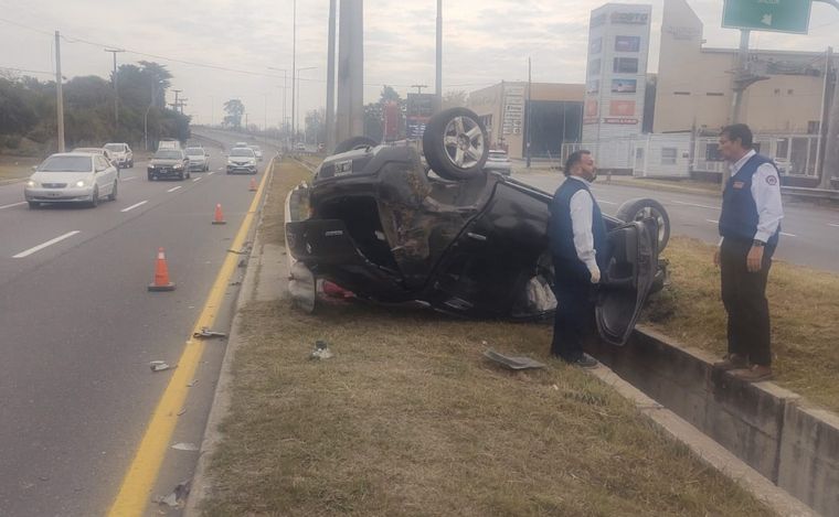 Un auto tumbó en Av. La Voz del Interior. (Foto: Fernando Barrionuevo/Cadena 3)
