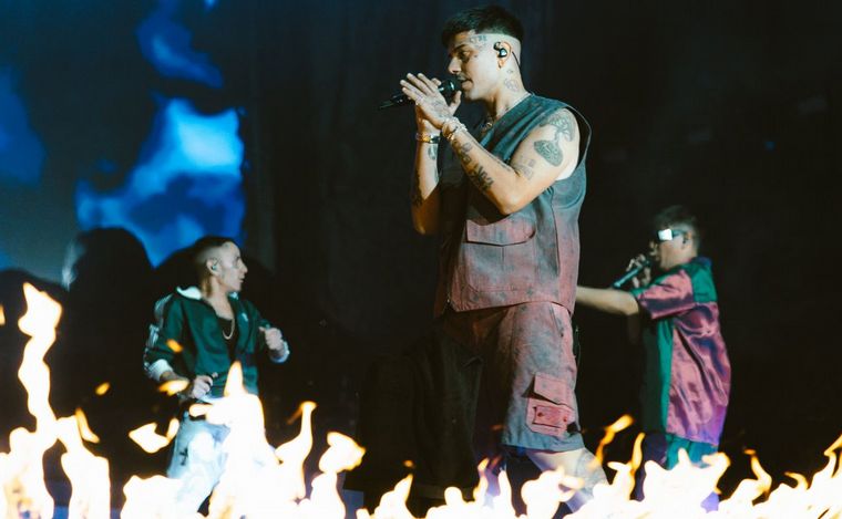 Duki junto a Ysy A y Neo Pistea en el Bernabéu. (Foto:@livedaleplay)