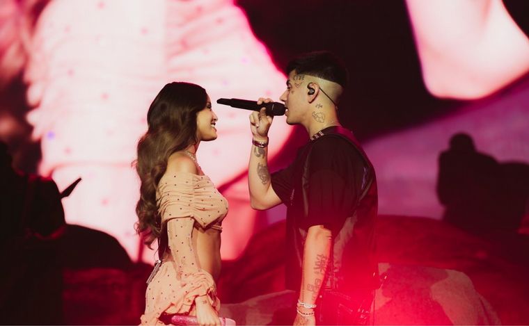 Duki junto a Emilia Mernes en el Bernabéu. (Foto:@livedaleplay)