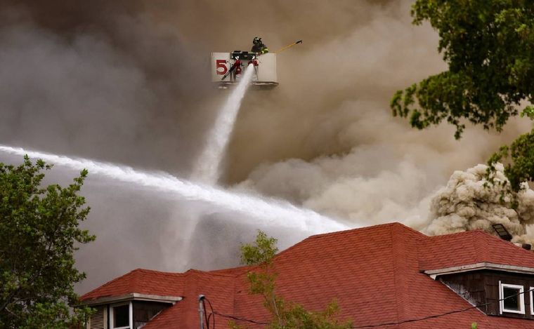 Un herido de bala en medio de un incendio de un edificio en EE.UU. (Nuevo Herald)