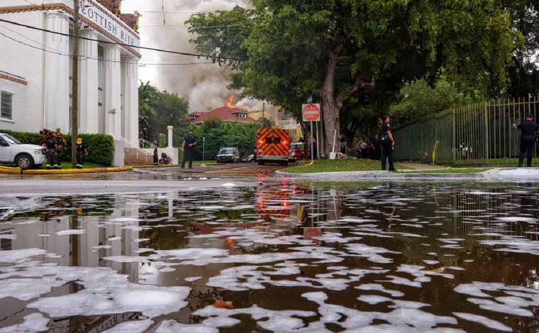 Un herido de bala en medio de un incendio de un edificio en EE.UU. (Nuevo Herald)