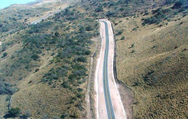 La carretera se abre paso por una geografía natural de gran belleza.
