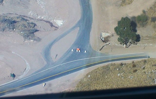 La carretera se abre paso por una geografía natural de gran belleza.