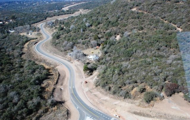 La carretera se abre paso por una geografía natural de gran belleza.