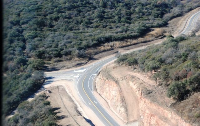 La carretera se abre paso por una geografía natural de gran belleza.