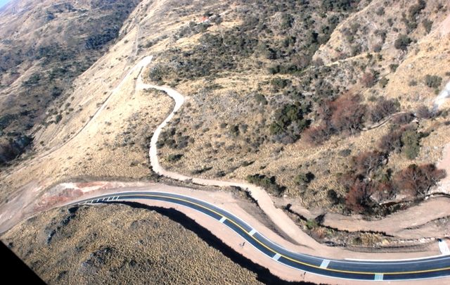 La carretera se abre paso por una geografía natural de gran belleza.