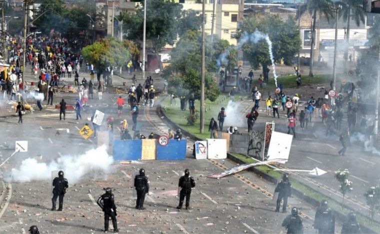 (AFP) Panorámica de la ciudad de Cali en medio de los disturbios de 2021.