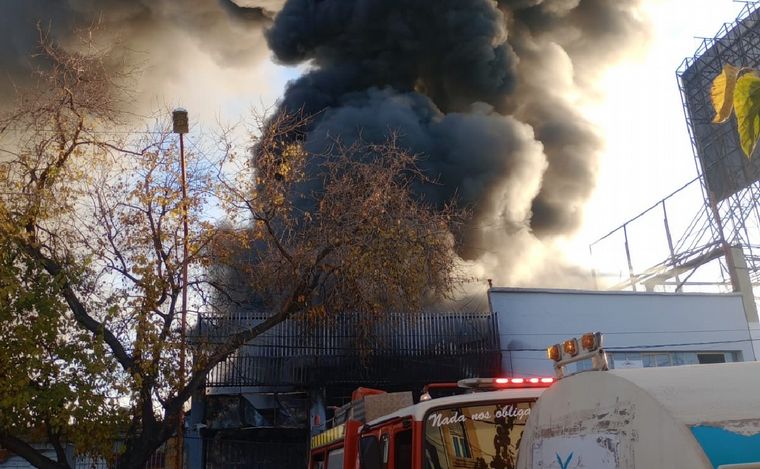 Se incendió un depósito de plásticos en Mendoza. (Foto: Facundo Dimaría/Cadena 3)