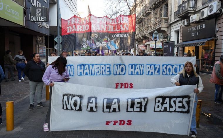 Marchas en Córdoba contra la ley de Bases. (Foto: Daniel Cáceres/Cadena 3)