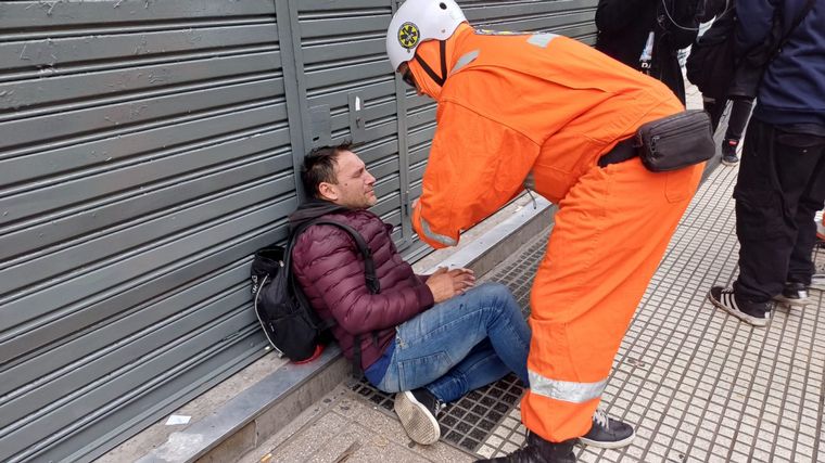 Atacaron a manifestantes con gas pimienta. (Orlando Morales/Cadena 3)