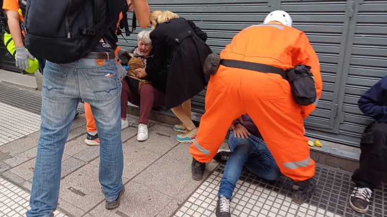 Atacaron a manifestantes con gas pimienta. (Orlando Morales/Cadena 3)