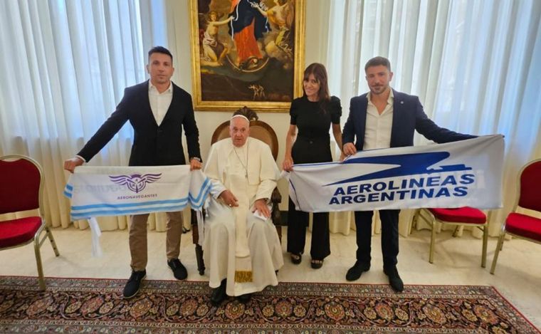 El Papa Francisco posó con sindicalistas y banderas de Aerolíneas Argentinas.