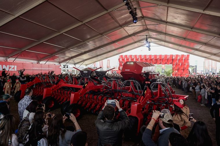 Alrededor de 1.000 personas presenciaron el lanzamiento de EVOX 20