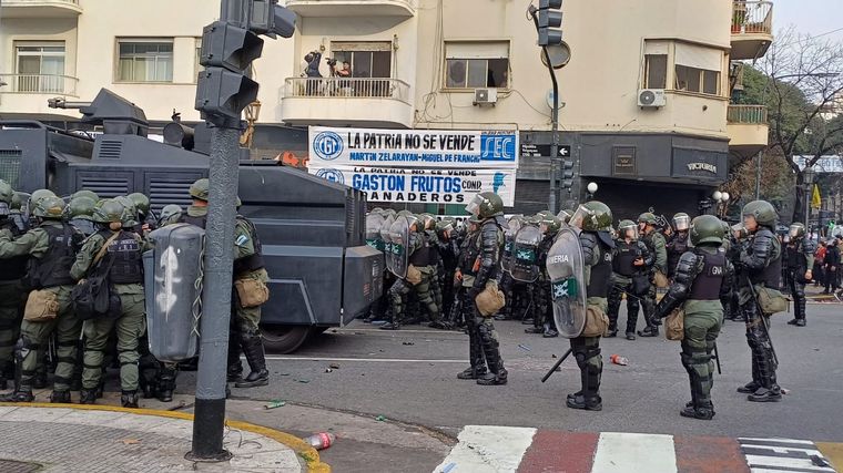 Máxima tensión en las afueras del Congreso. (Foto: Orlando Morales/Cadena 3)