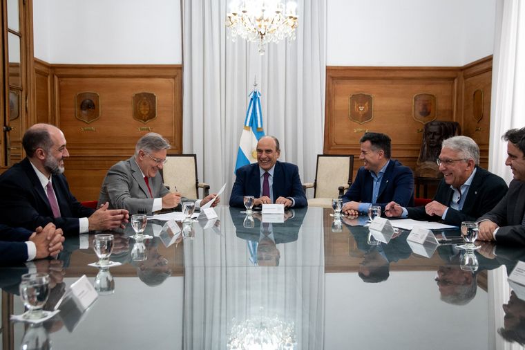 Llaryora y Francos firmando el convenio