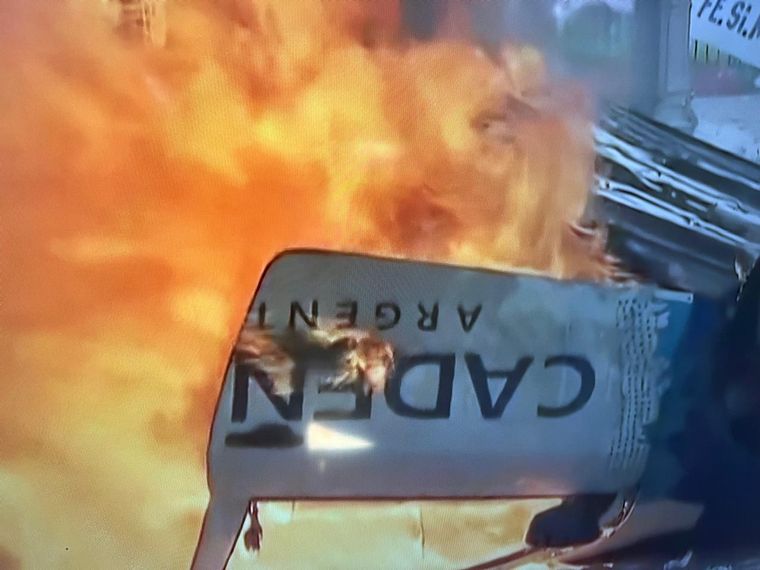 Manifestantes incendiaron un móvil de Cadena 3 en las afueras del Congreso