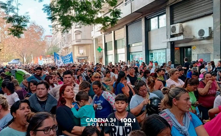 Marcha por el centro de Rosario contra la posible aprobación de la ley Bases.