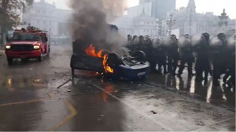 Incendiaron el móvil de Cadena 3 en las inmediaciones del Congreso.