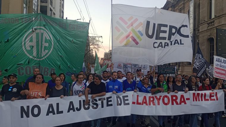 Comenzó la marcha de gremios y organizaciones en contra de la Ley de Bases