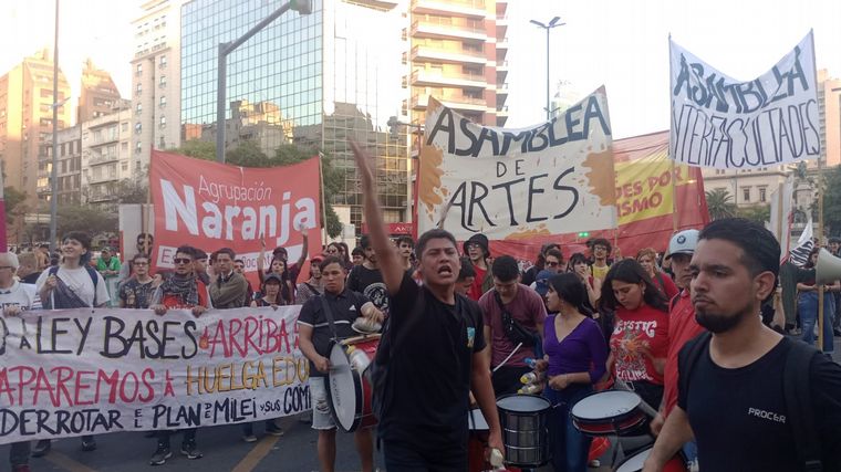 Comenzó la marcha de gremios y organizaciones en contra de la Ley de Bases