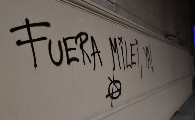 Pintadas contra el presidente Javier Milei en la Catedral de Rosario.