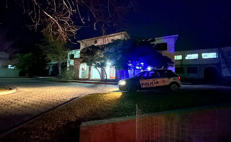 La escuela de La Calera permanece con custodia policial. (Lucía González/Cadena 3)