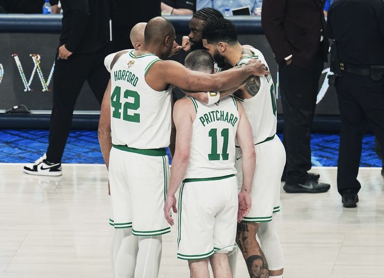 Boston le volvió a ganar a Dallas y dejó la final match point a su favor