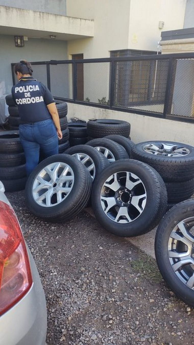 Secuestro de neumáticos en barrio San Salvador, de la ciudad de Córdoba. (Policía)