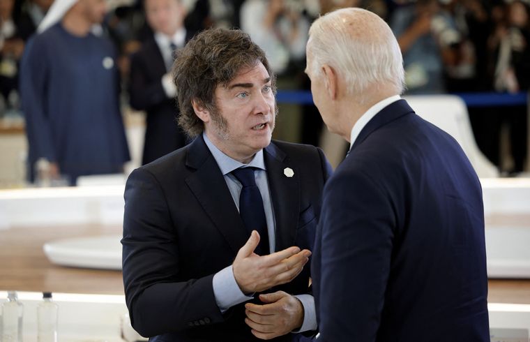 Milei junto a Joe Biden en la cumbre del G7 en Italia.