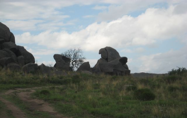 FOTO: Las rocas dibujan extrañas figuras en Achiras, en el sur de Córdoba.