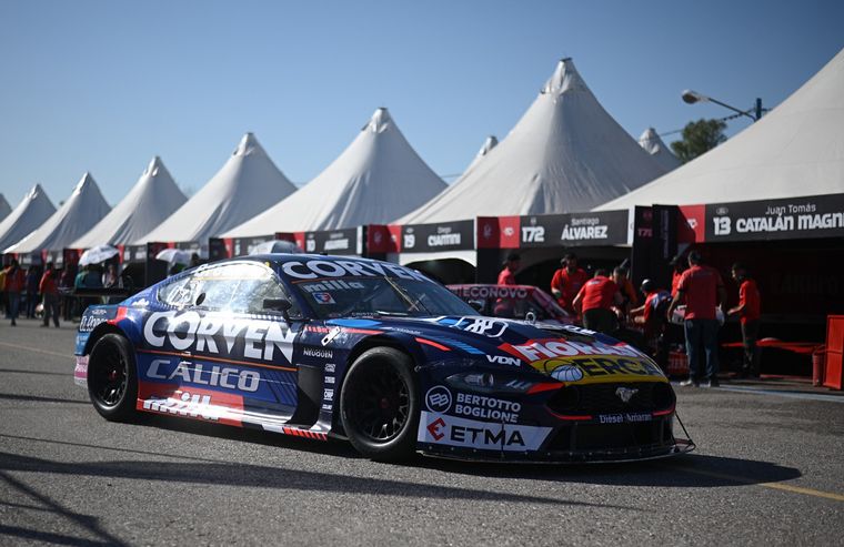 Manu Urcera y su Ford Mustang en Rafaela, el mejor antes de clasificar.