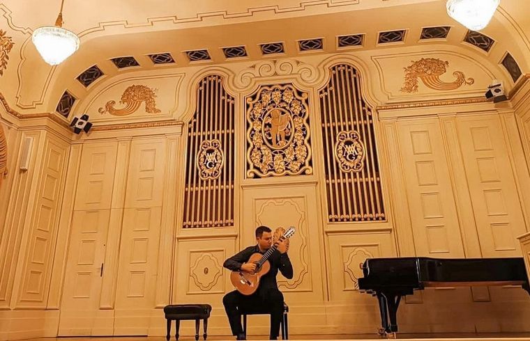 El joven cordobés que conquista Europa con su guitarra y su versatilidad musical