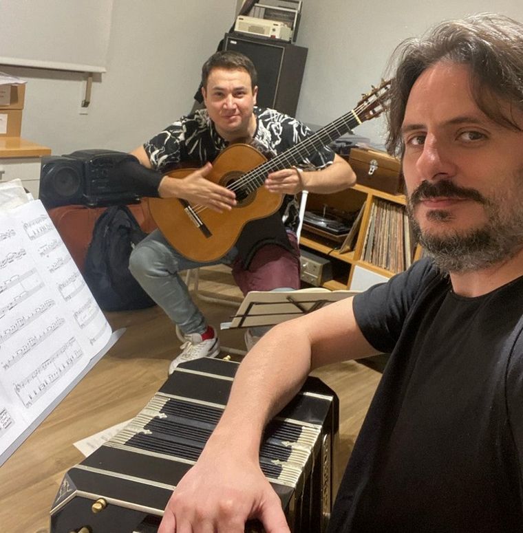 El joven cordobés que conquista Europa con su guitarra y su versatilidad musical