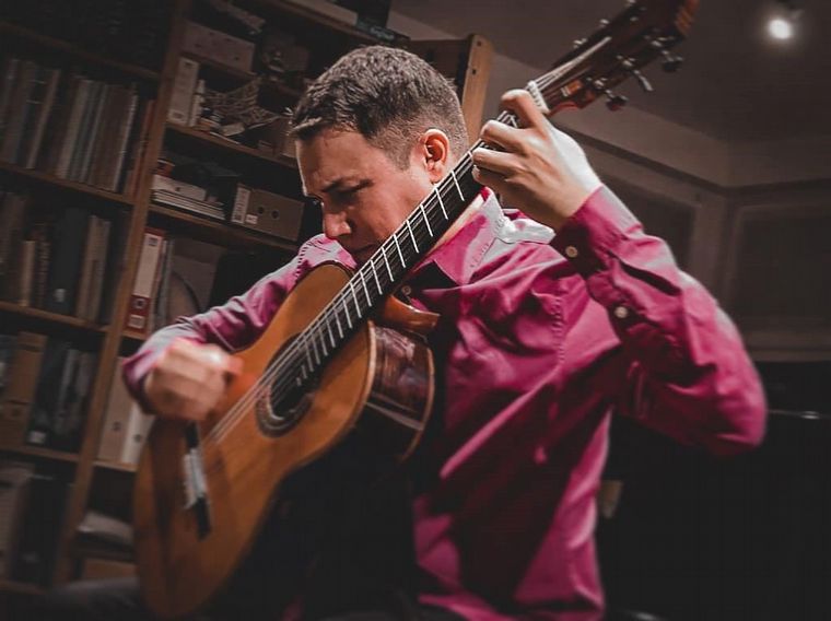 El joven cordobés que conquista Europa con su guitarra y su versatilidad musical