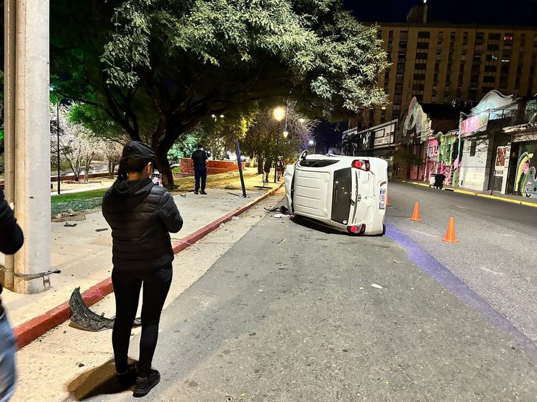 Impactante choque en Costanera: una joven con heridas leves.