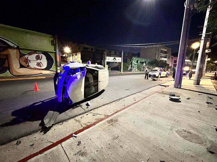 Impactante choque en Costanera: una joven con heridas leves.
