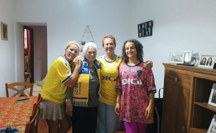 María Muñoz junto a sus tres hijas en su casa de Cádiz. (Foto: Cádiz CF)