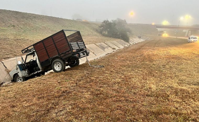 Cayó un rastrojero a una canaleta en medio de la niebla. (Lucía González/Cadena 3)