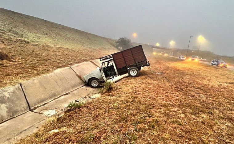 Cayó un rastrojero a una canaleta en medio de la niebla. (Lucía González/Cadena 3)