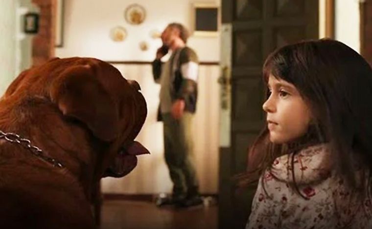 ¿Es una niña angelical con su mascota o es un demonio?