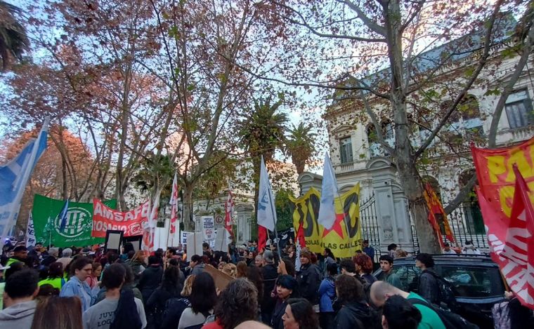 Protesta en el centro de Rosario por los presos tras la marcha frente al Congreso.
