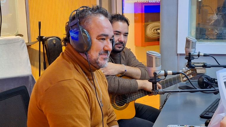 Los Trajinantes estuvieron en la radio y su ritmo invadió los estudios