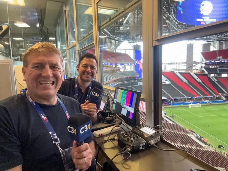 Raúl Monti y Claudio Giglioni, los primeros en llegar al estadio para el debut.