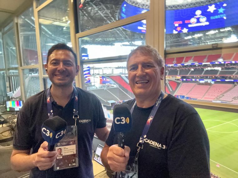 Raúl Monti y Claudio Giglioni, los primeros en llegar al estadio para el debut.