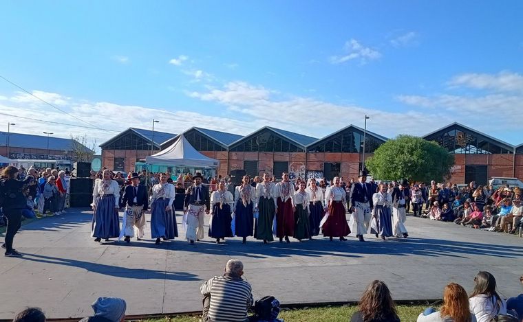 Pastelitos, novedades, y el color de la fiesta popular en Parque a la Bandera.