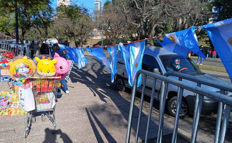 Pastelitos, novedades, y el color de la fiesta popular en Parque a la Bandera.