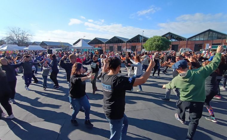 Pastelitos, novedades, y el color de la fiesta popular en Parque a la Bandera.