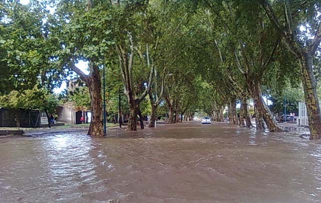 Un fuerte temporal dejó calles anegadas en la ciudad de Las Heras
