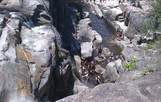 El diquecito de Tanti, un lugar bello para disfrutar el verano en familia.